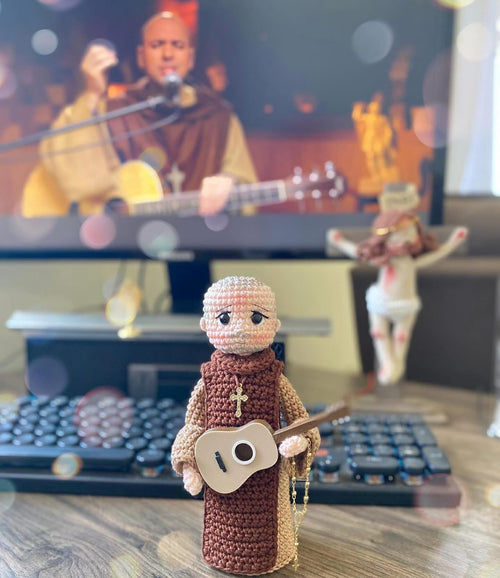 Frei Gilsinho, o Companheiro de Oração! | Acompanha Ostensório  + Violão